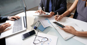 Reunião de gestão ilustrando como organizar as finanças do condomínio com mais controle e eficiência