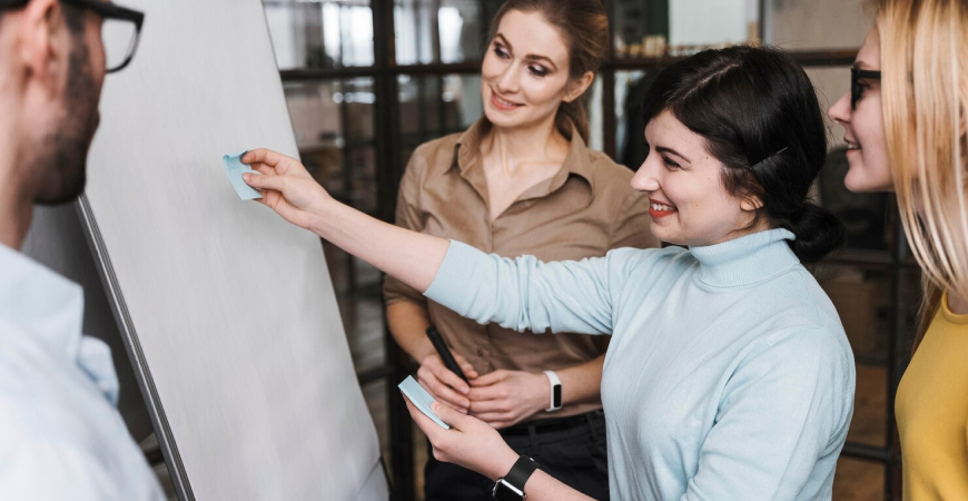Equipe em reunião sobre contabilidade condominial como garantir transparência na gestão do condomínio