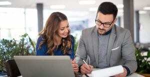 Profissionais em reunião sobre Contabilidade consultiva como ela pode ajudar a empresa a crescer mais rápido