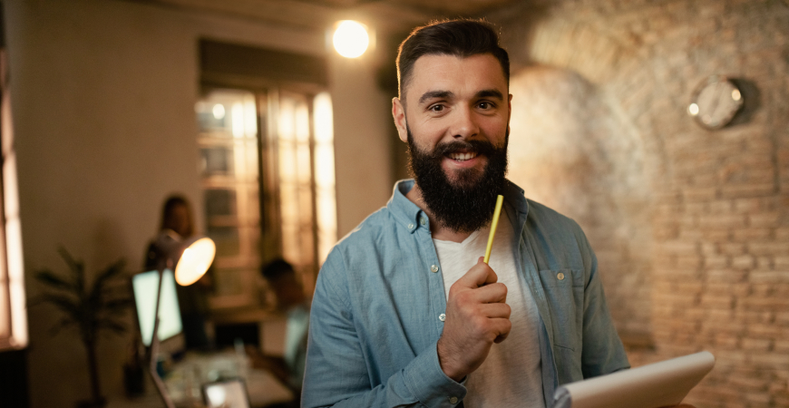 Empreendedor em escritório representando contabilidade para MEI e cuidados para evitar problemas com o Fisco