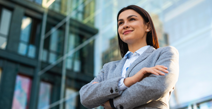 Empresária em ambiente corporativo representando quando o MEI deve migrar para ME ou EPP no momento certo