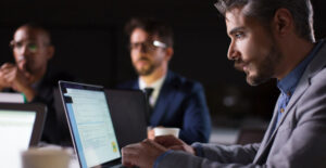 Profissional analisando dados sobre Regularização de CNPJ para resolver pendências e evitar multas