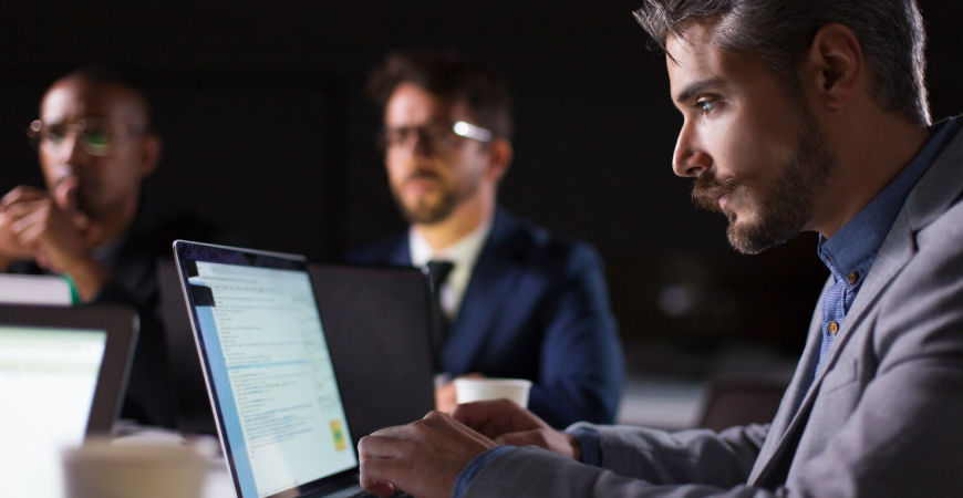 Profissional analisando dados sobre Regularização de CNPJ para resolver pendências e evitar multas